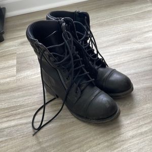90s Black lace up combat boots!